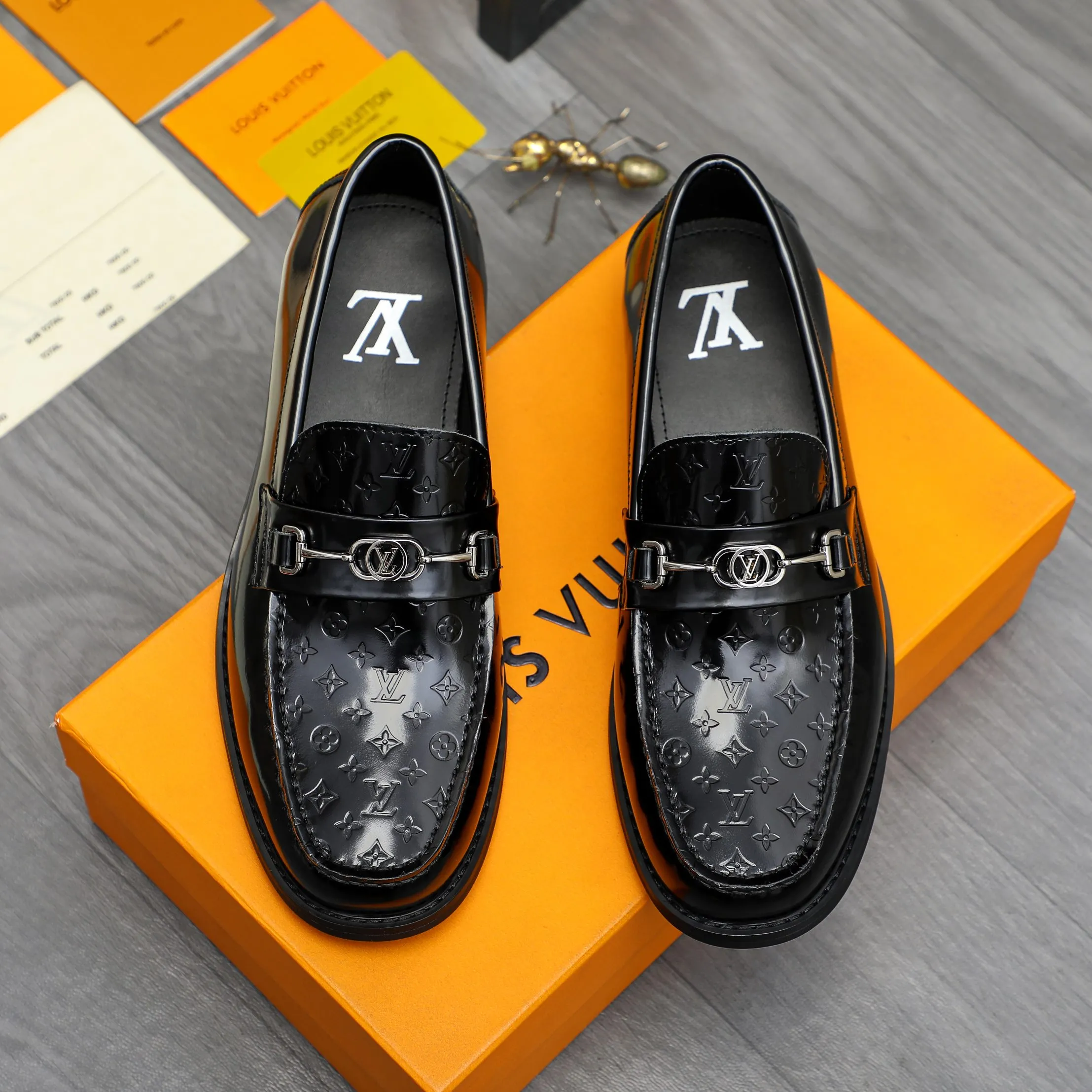 Men's shoes 💰p460 Product trademark: LV (Louis Vuitton) business slip-on leather shoes. Regular size: 38-45 (45 is custom-made and non-returnable) Product materials: Selected high-quality pearlescent embossed cowhide upper, cowhide lining, original rubber outsole